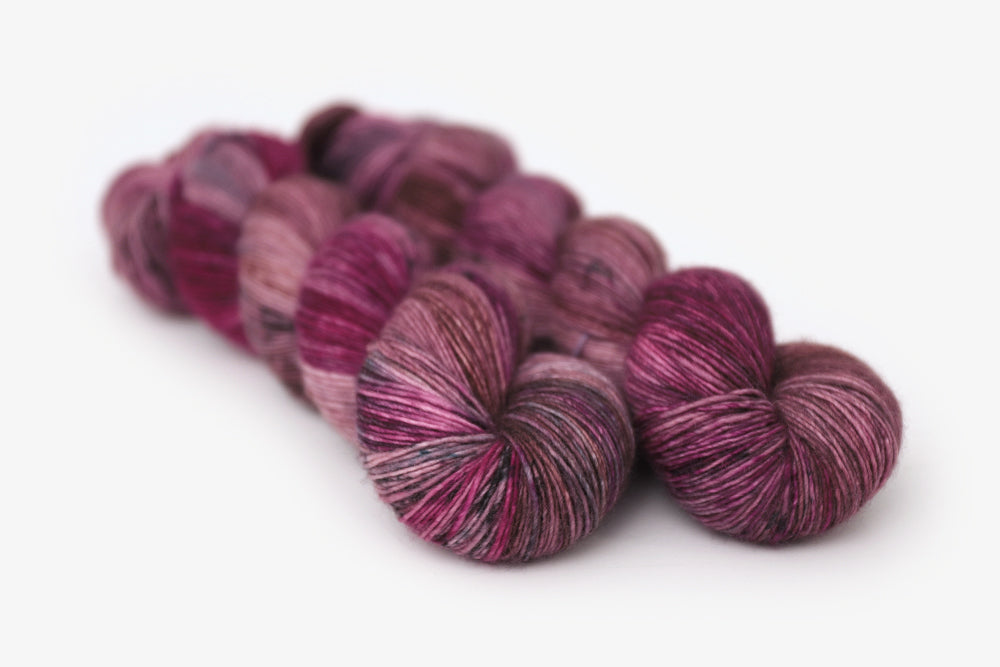 speckled hand dyed white pink dark mauve maroon single sock yarn