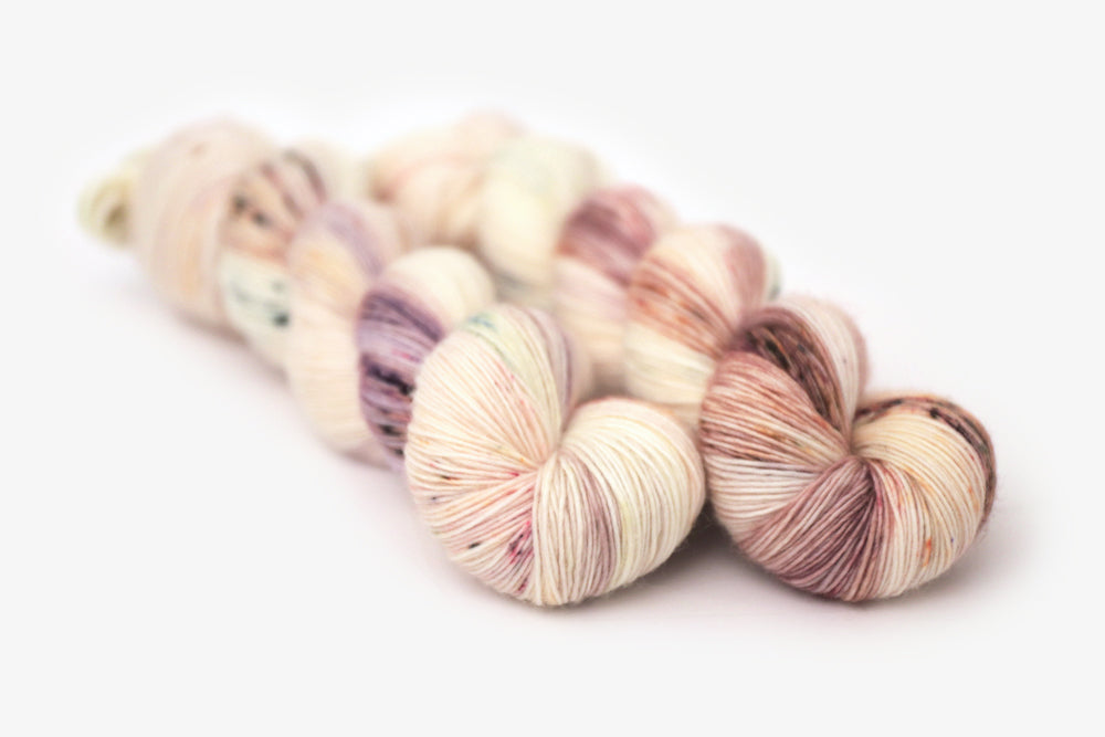 speckled hand dyed white pink mauve single yarn